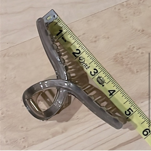 NEW ONE 5” hair claw clip, color choices: cream, Army green, grey, brown - Picture 3 of 7
